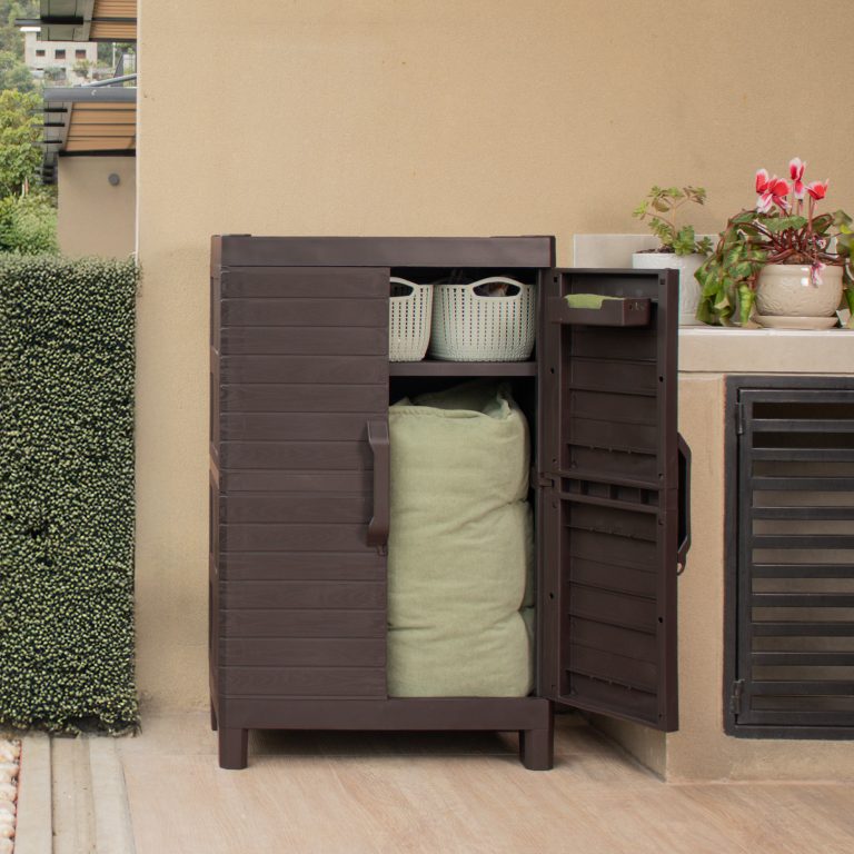 Armario montana exterior puerta abierta