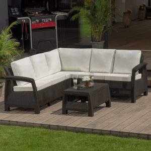 Sala exterior jardin terraza esquinera con cojineria ambientada