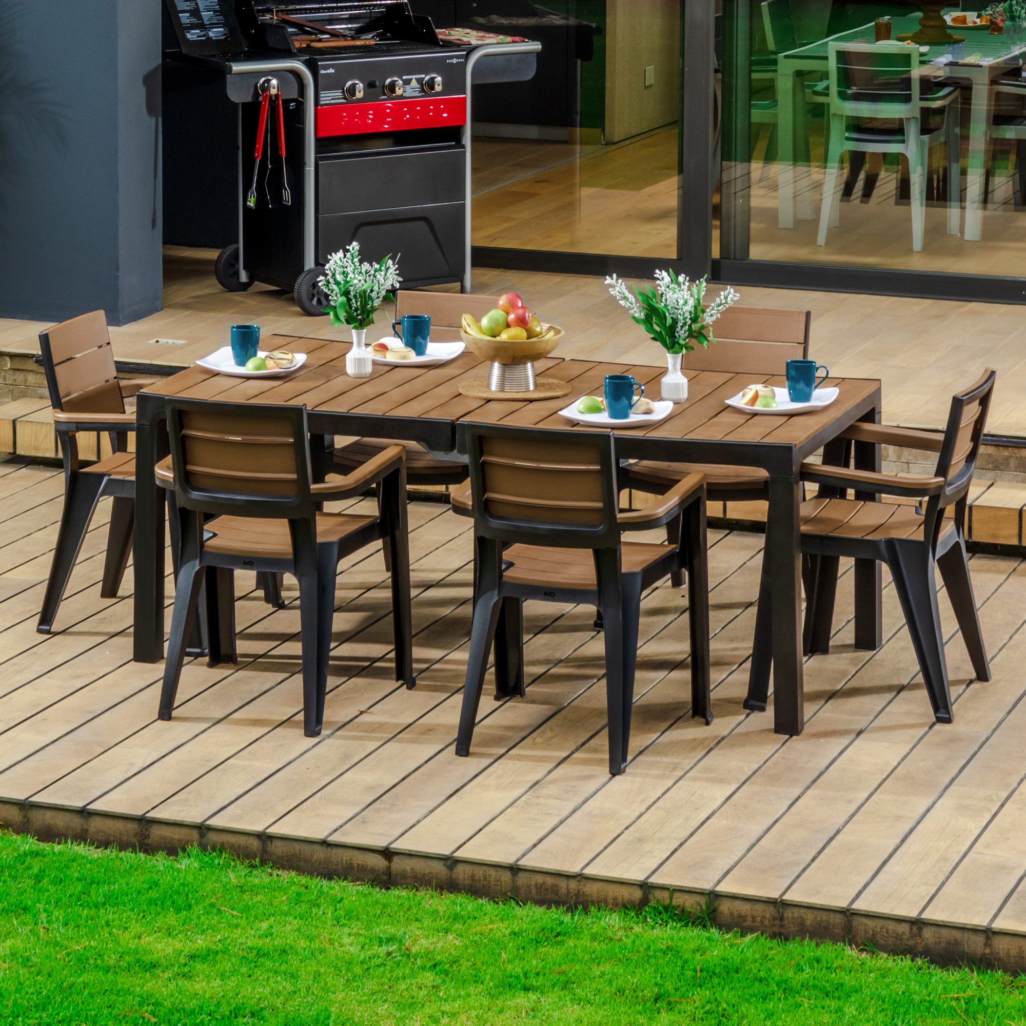 Comedor exterior 6 puestso jardin ambientada