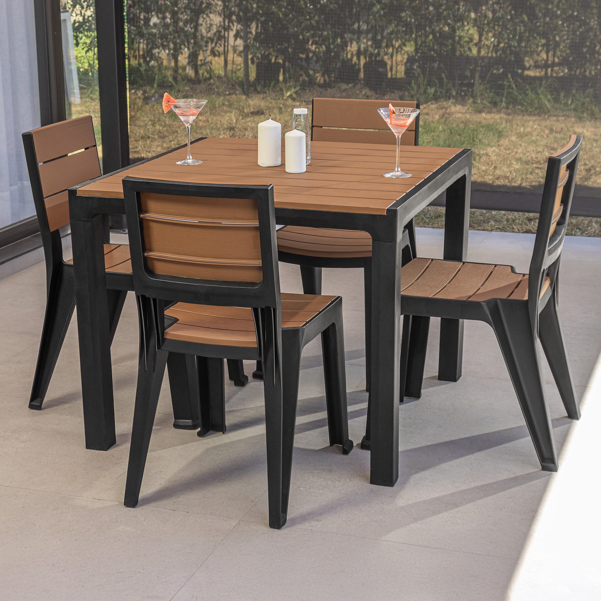 Comedor exterior 4 personas textura ambientada